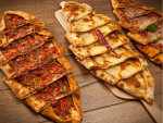 213. Pide mit Sucuk, Spiegelei & Käse